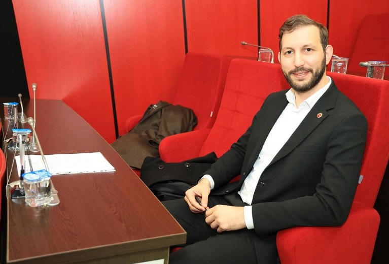 Yeniden Refahlı Kahraman: “Adem Yavuz Kapalı Pazarında esnaflar, Gebze Otobüs Duraklarında insanlar üşüyor!”